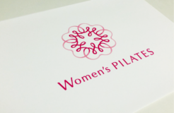 Women’s PILATES <br/>ロゴマークとパンフレット